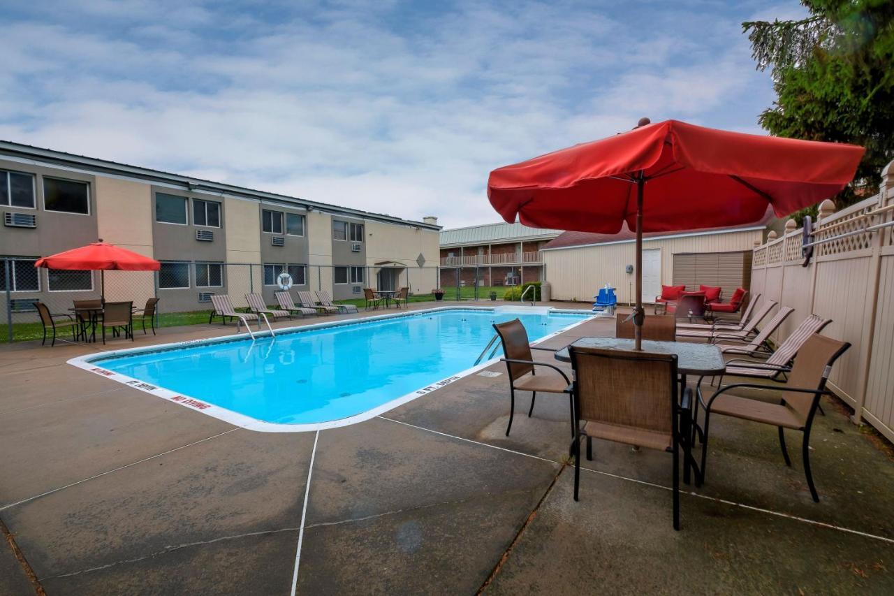 Red Roof Inn And Suites Herkimer Exterior photo